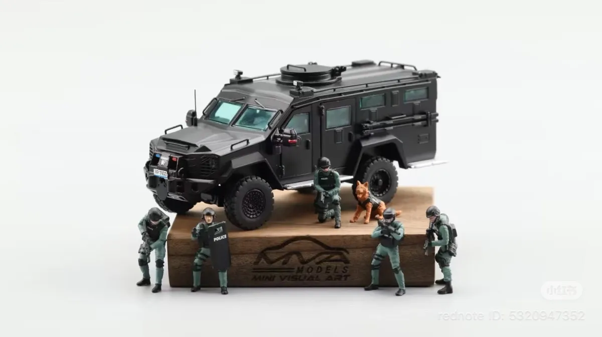 Perka x Mini Visual Art Lenco Bearcat 1:64 Perka x Mini Visual Art Lenco Bearcat 1:64 - Image 1